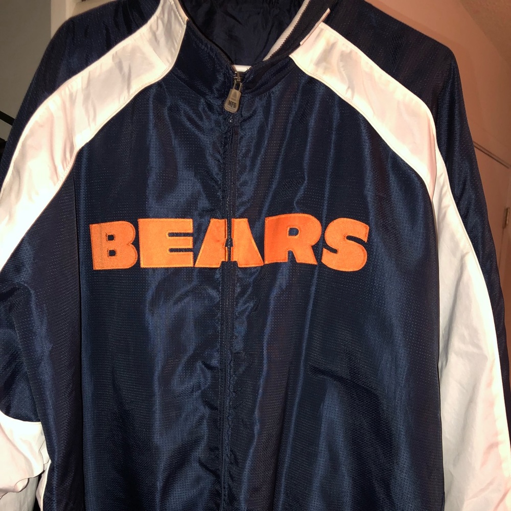 Chicago Bears 4 xl fits more like a 3xl